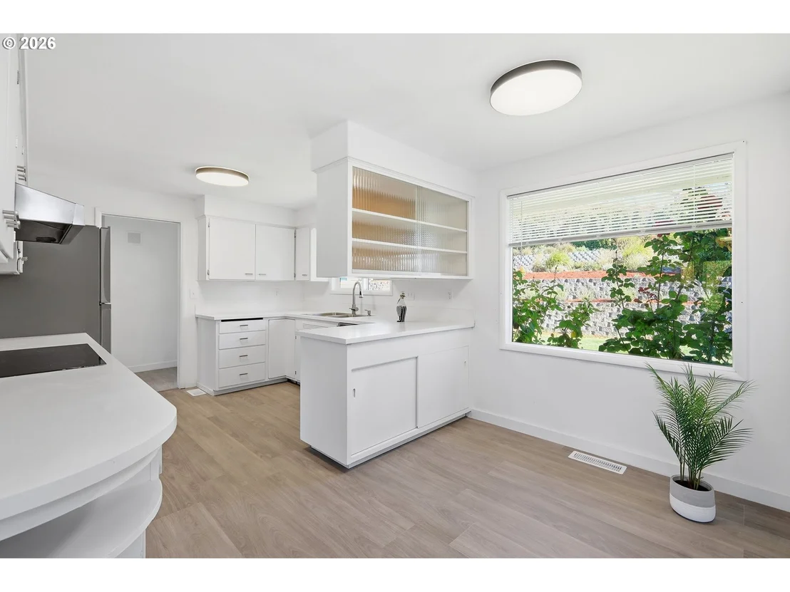 Photo of 682 SUNSET DR