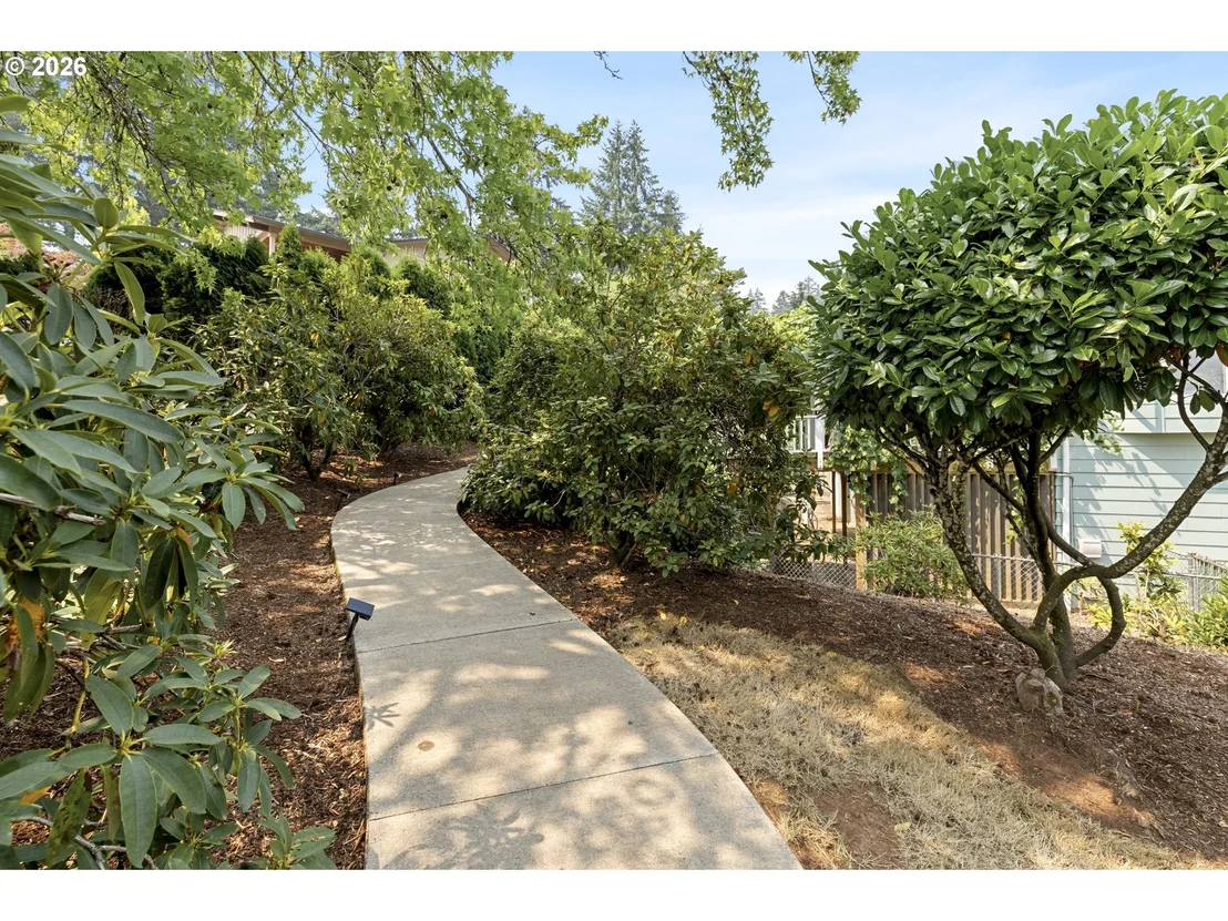 Photo of 192 NW CANYON DR