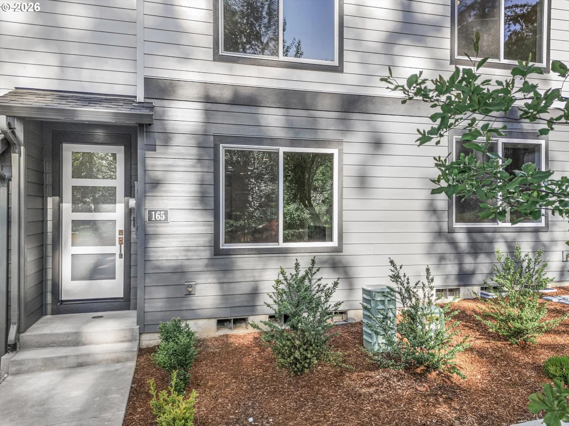 Photo of 165 NW MAWRCREST AVE