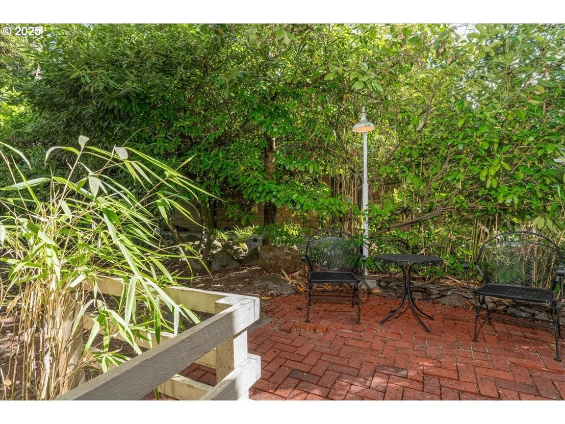 Photo of 589 RIDGEWAY RD