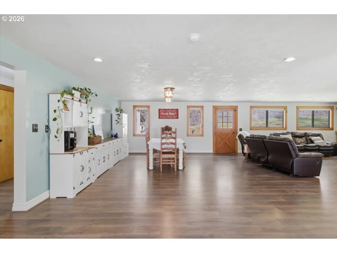 Photo of 40875 PEOPLES DR