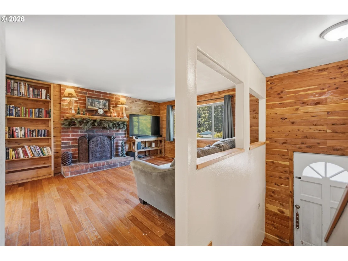 Photo of 950 NE EDGEHILL DR
