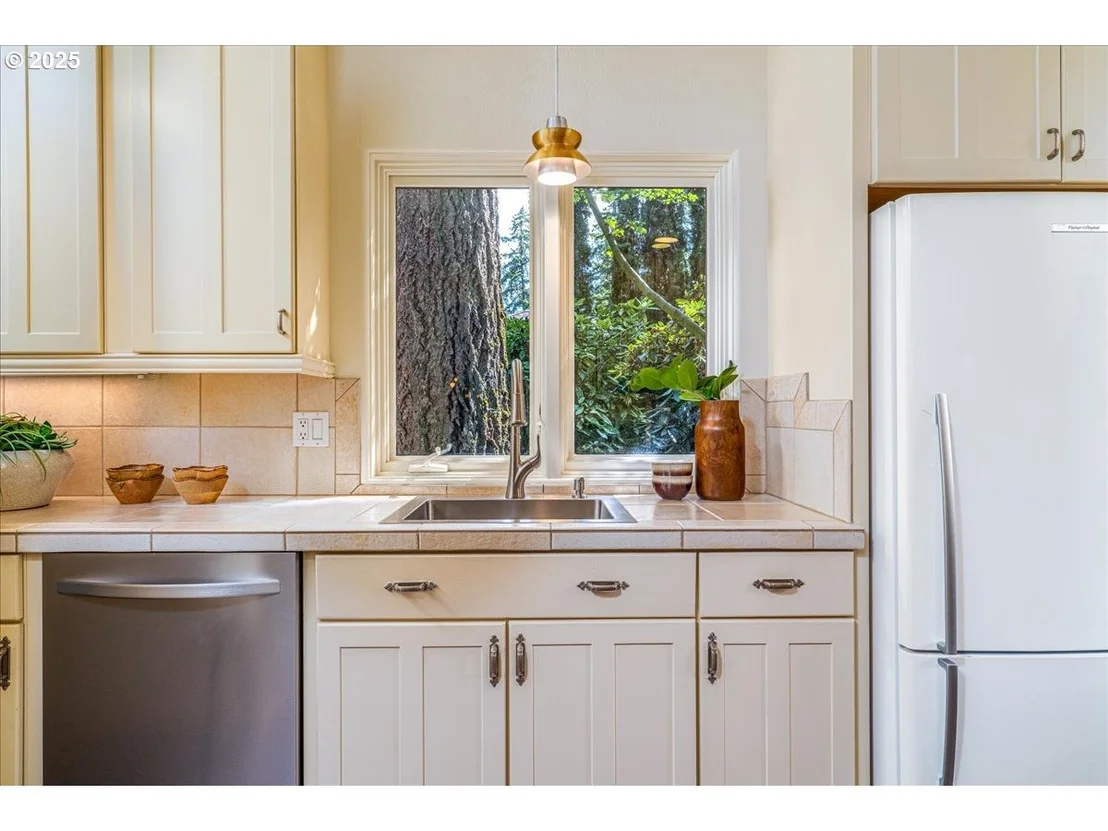 Photo of 589 RIDGEWAY RD