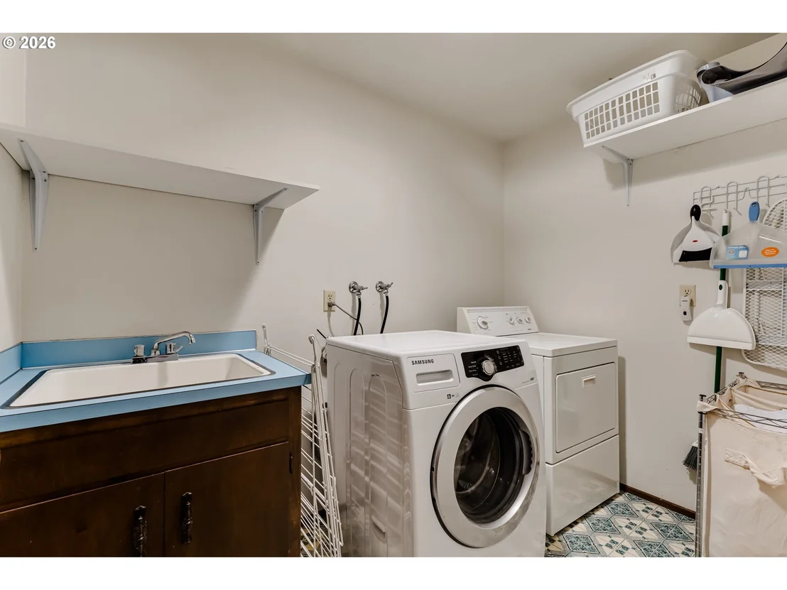 Photo of 450 W 28TH AVE