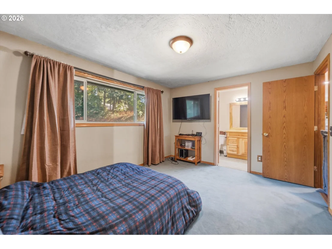 Photo of 950 NE EDGEHILL DR