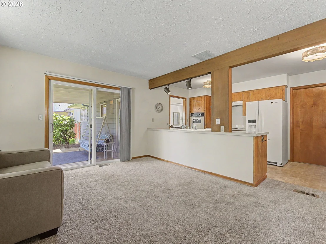 Photo of 250 SE JUNIPER AVE