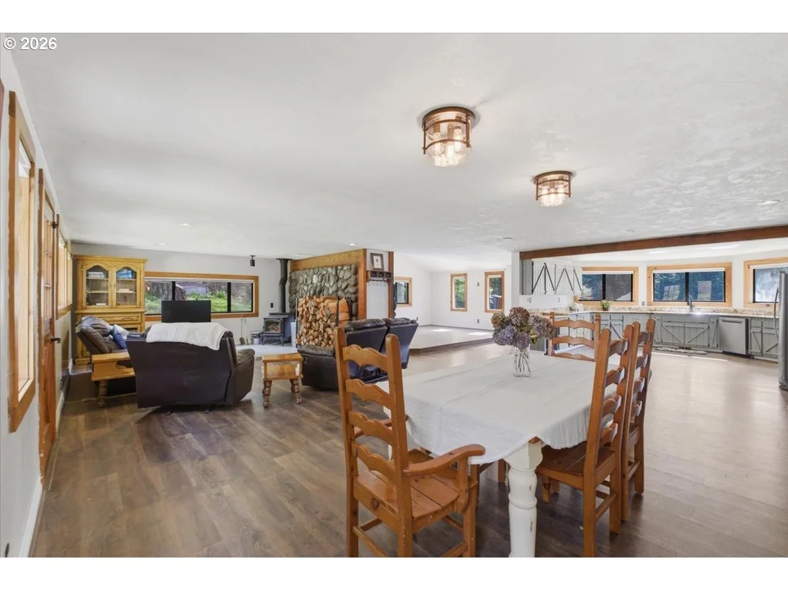 Photo of 40875 PEOPLES DR