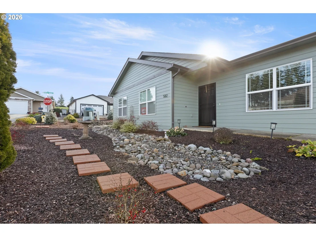 Photo of 582 FAIRWAY ESTATES DR