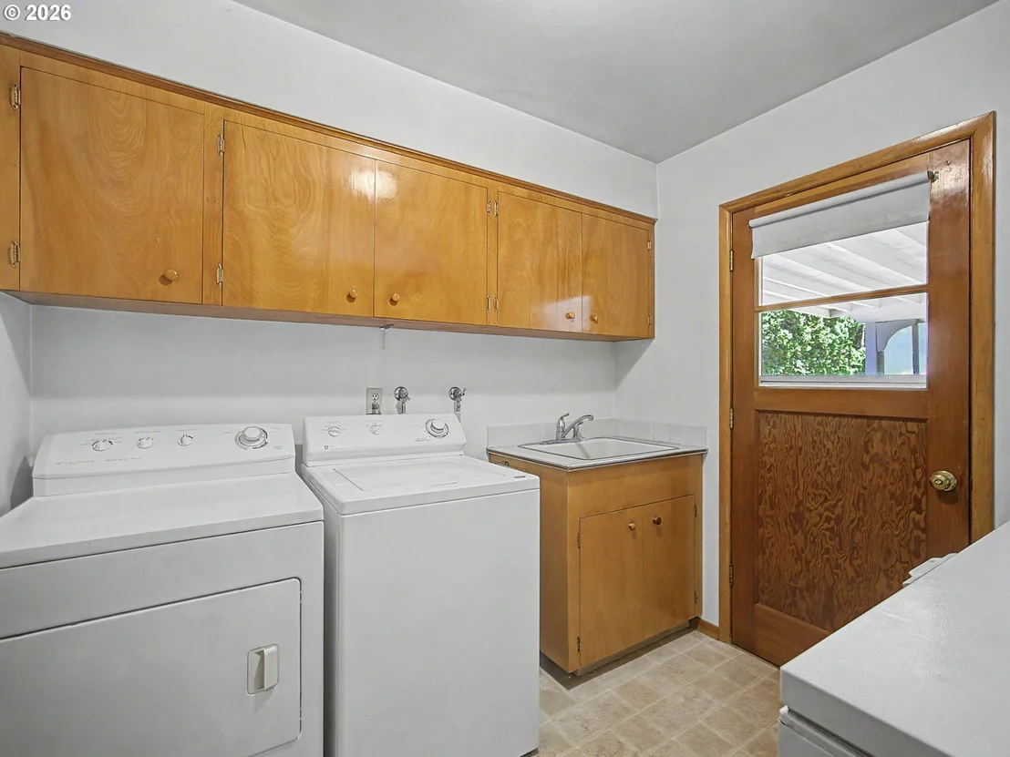 Photo of 250 SE JUNIPER AVE