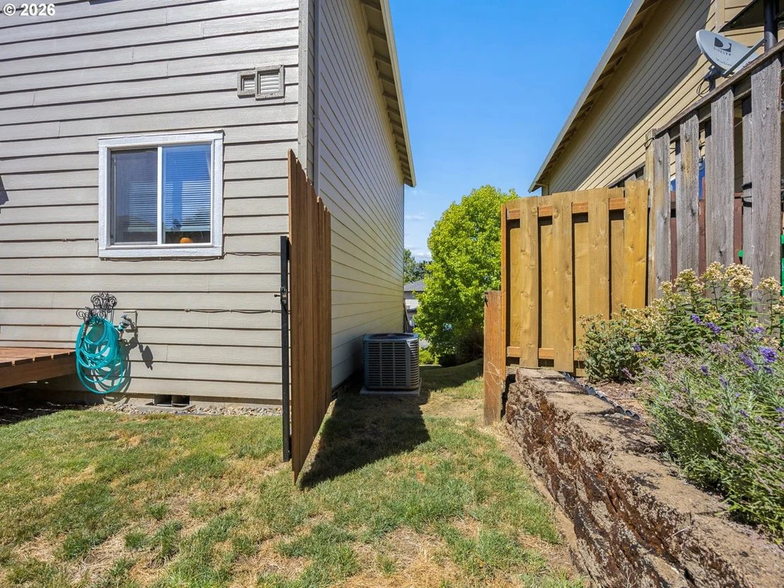 Photo of 1384 SW 22ND TER
