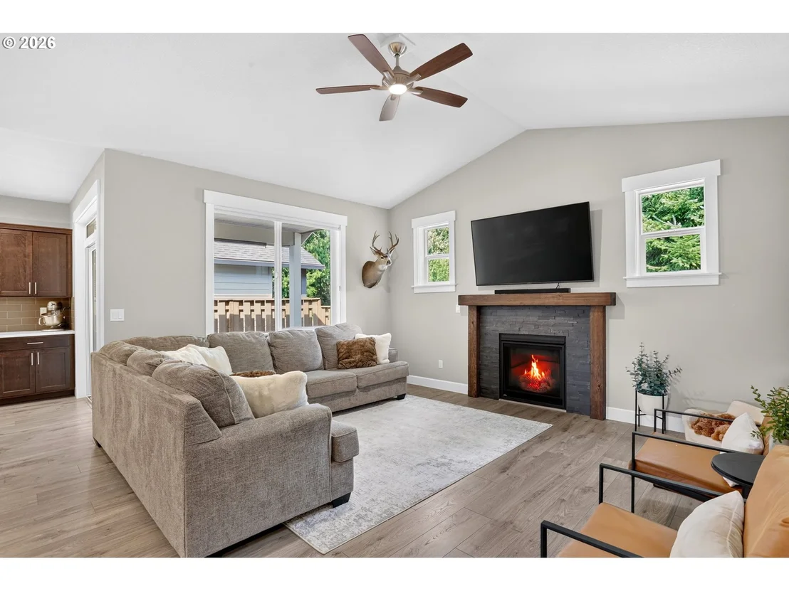 Photo of 1094 NE REGAN HILL LOOP