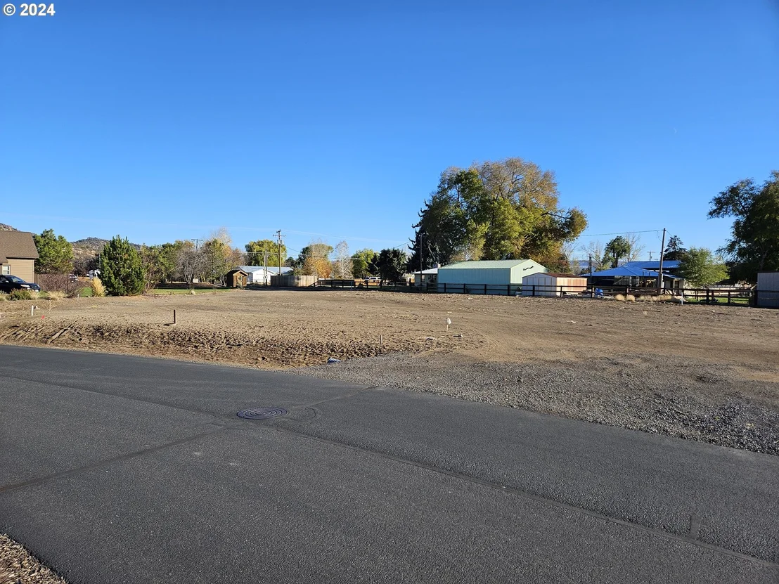 Photo of 240 NW SADDLE RIDGE LOOP