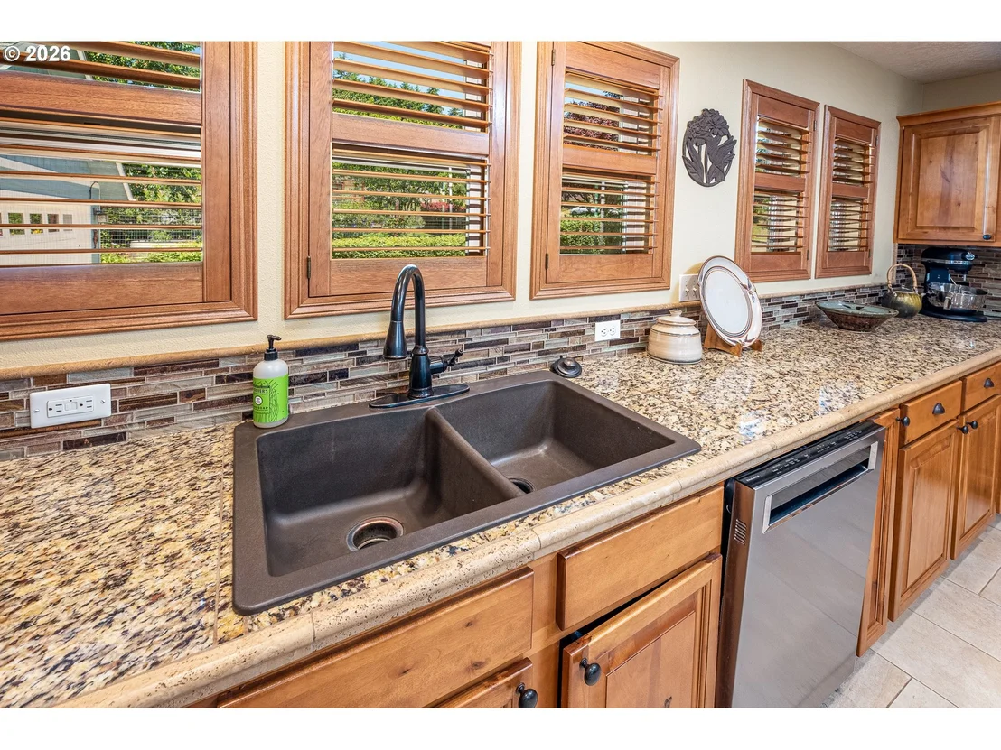 Photo of 384 EDGEVIEW DR