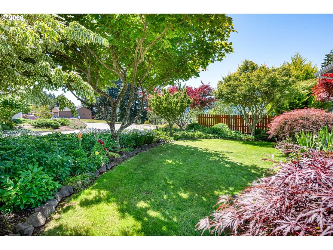 Photo of 384 EDGEVIEW DR