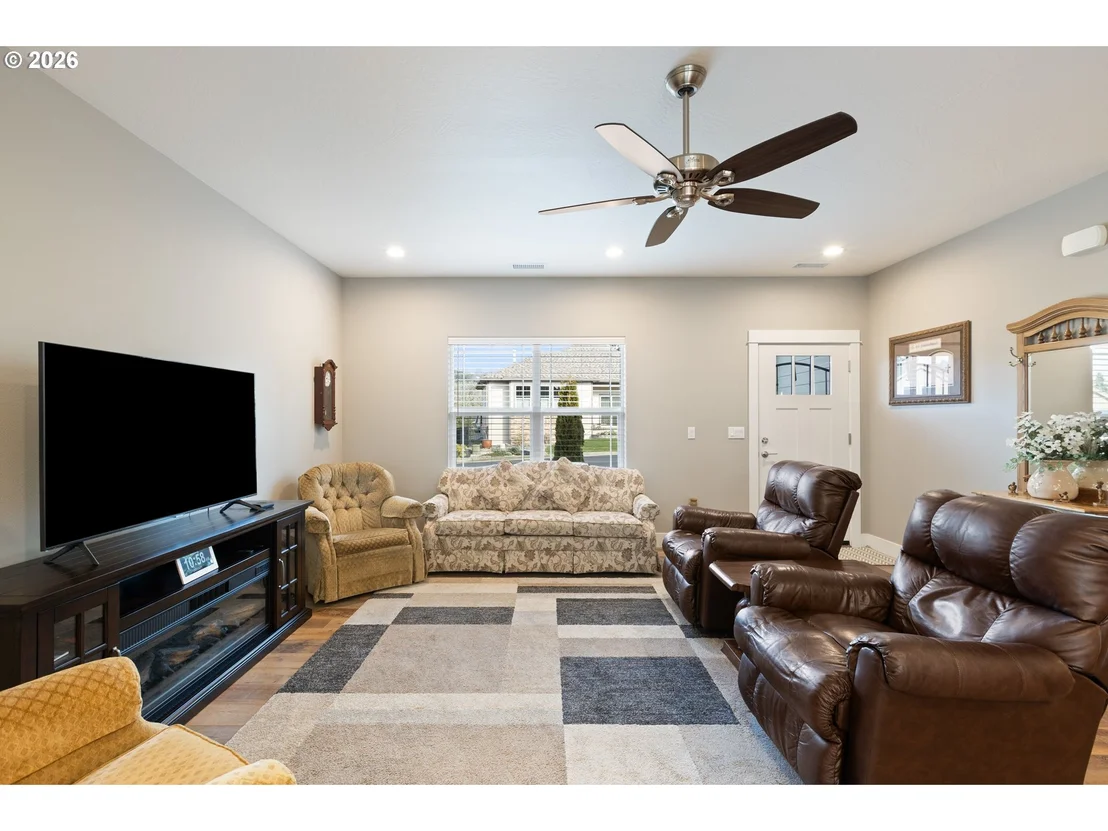 Photo of 582 FAIRWAY ESTATES DR
