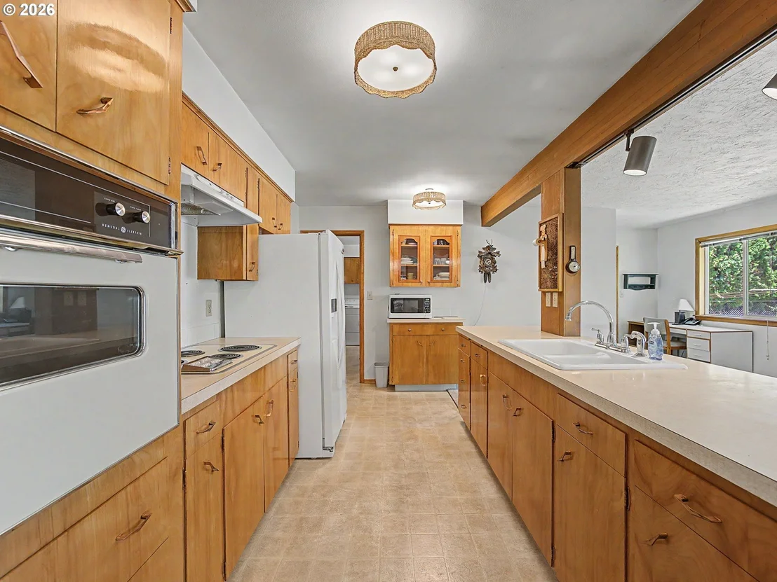 Photo of 250 SE JUNIPER AVE