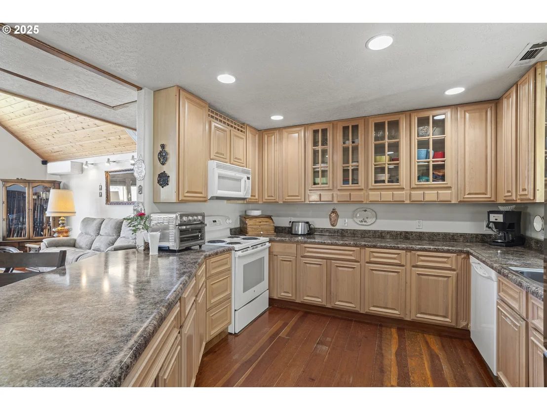 Photo of 889 H AVE
