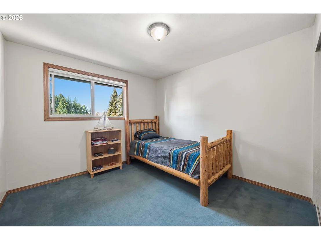 Photo of 950 NE EDGEHILL DR