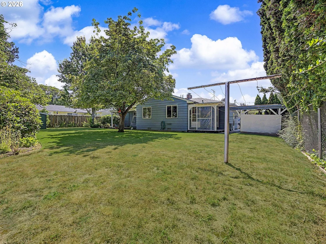 Photo of 250 SE JUNIPER AVE