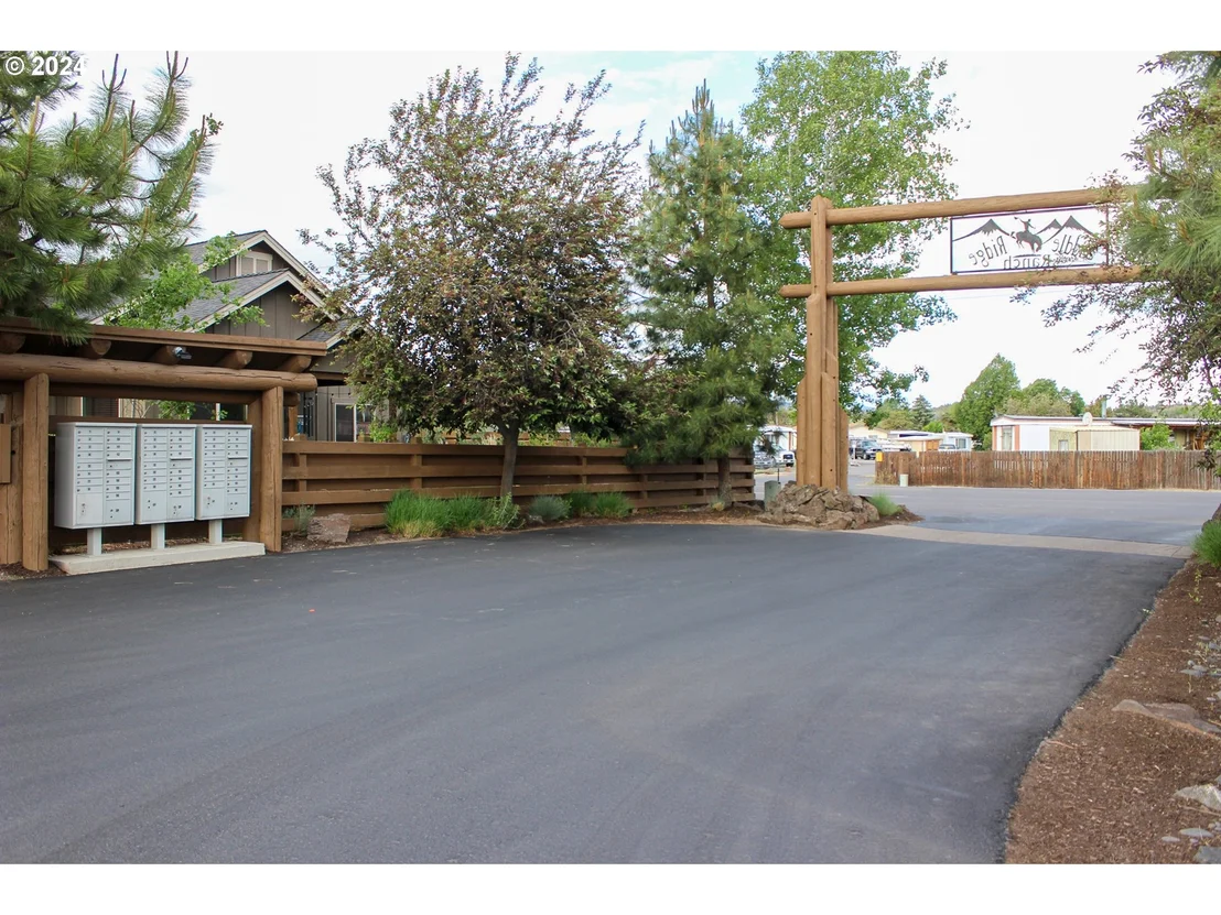 Photo of 240 NW SADDLE RIDGE LOOP