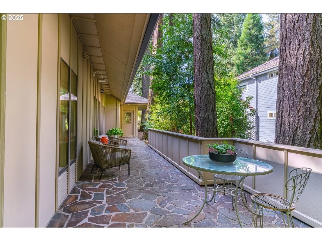Photo of 589 RIDGEWAY RD