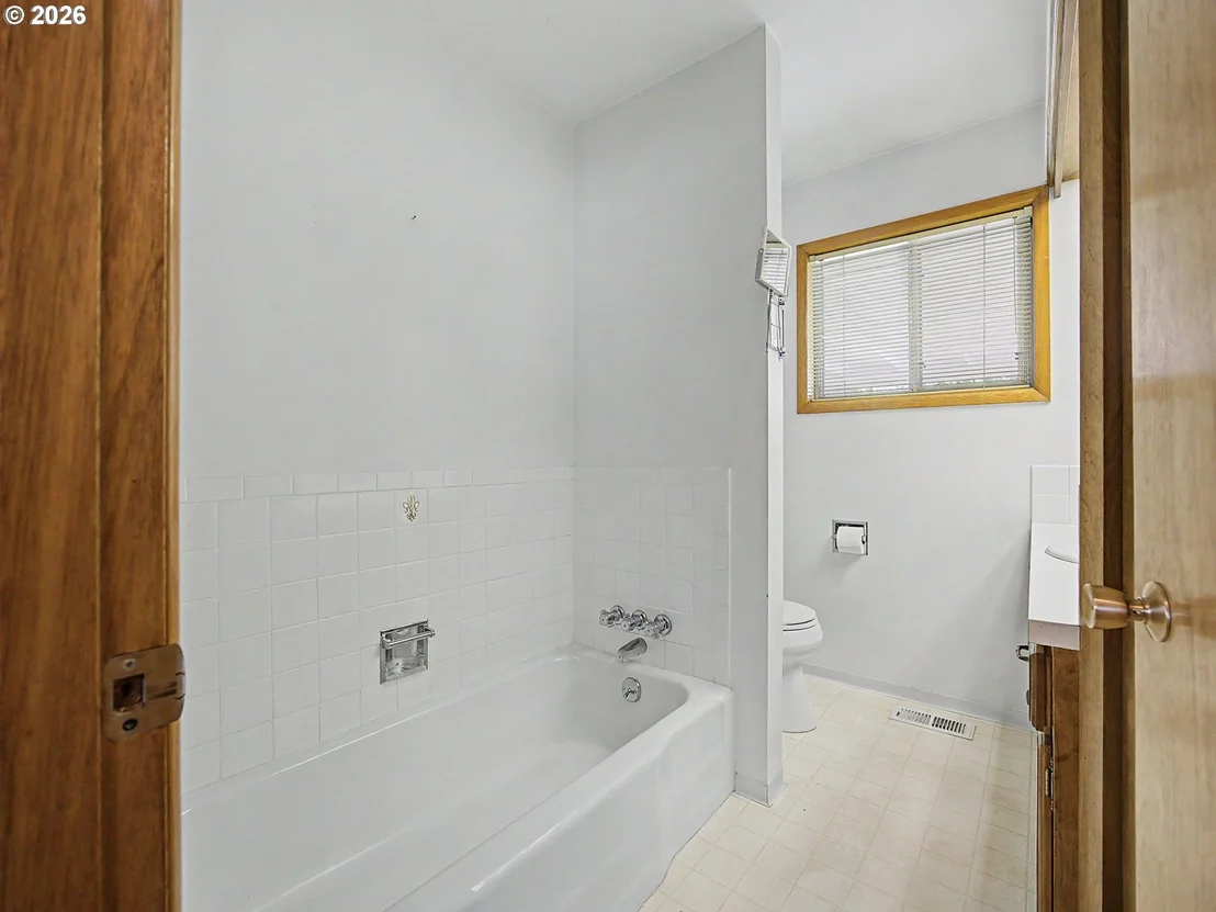 Photo of 250 SE JUNIPER AVE