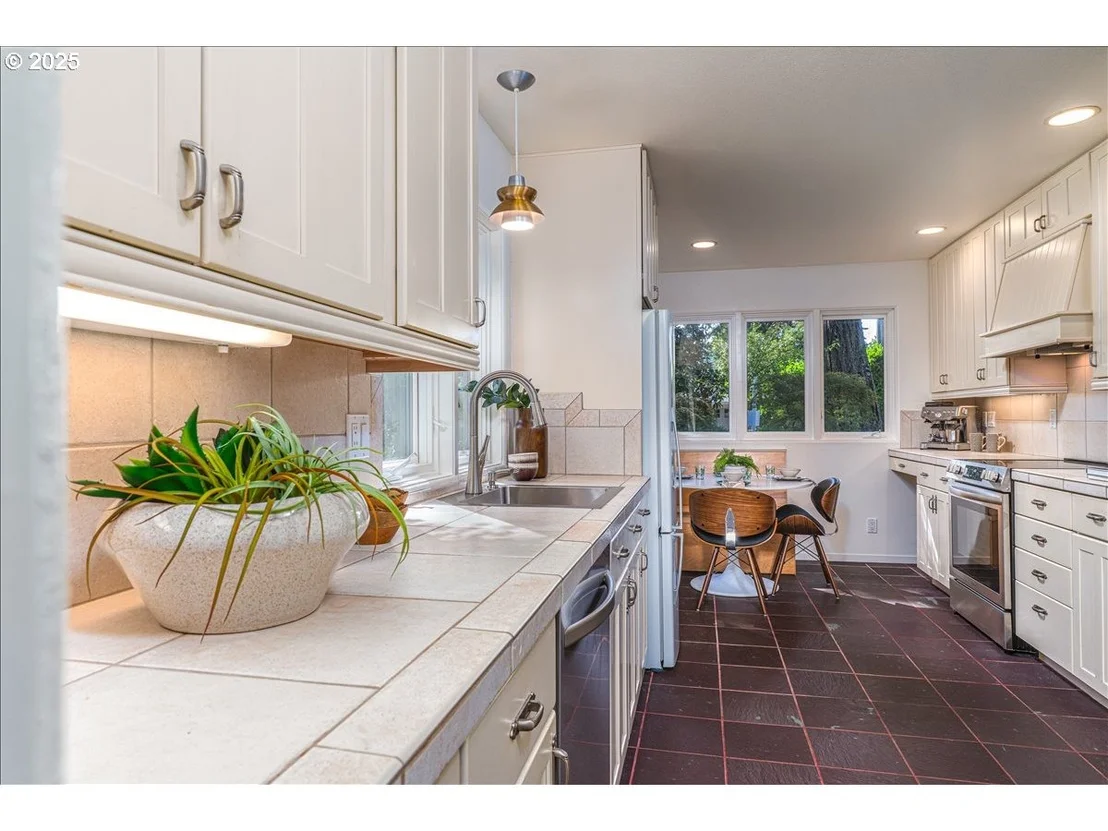 Photo of 589 RIDGEWAY RD