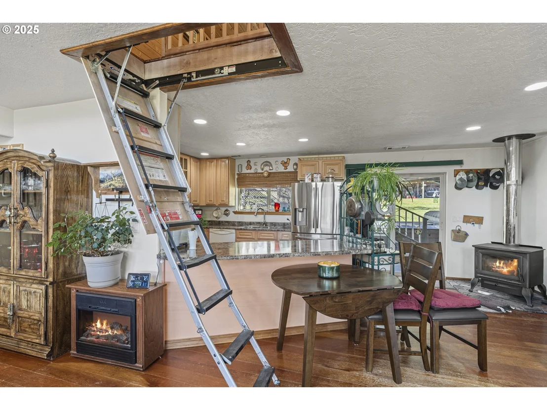 Photo of 889 H AVE