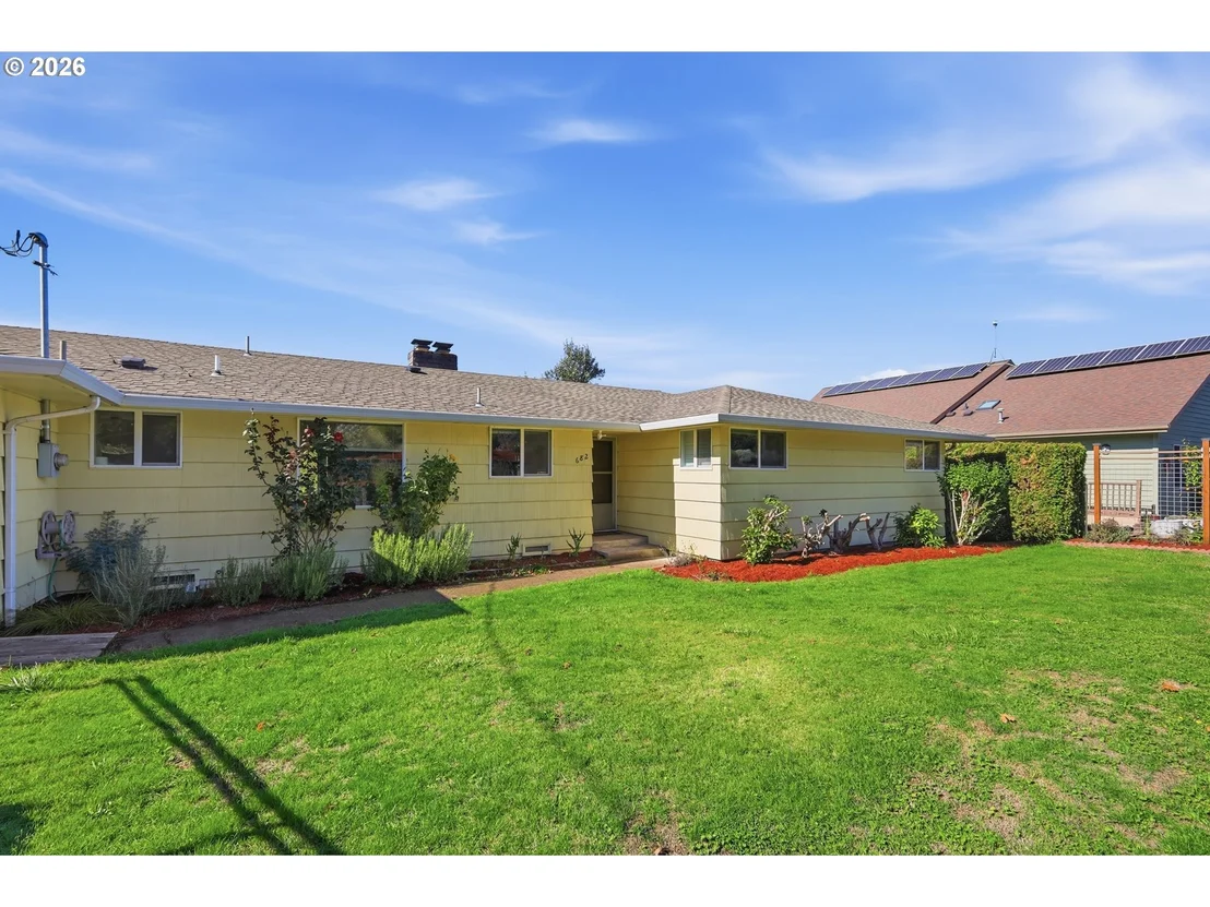 Photo of 682 SUNSET DR