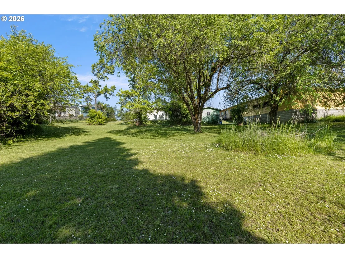 Photo of 311 SE GRAPE AVE