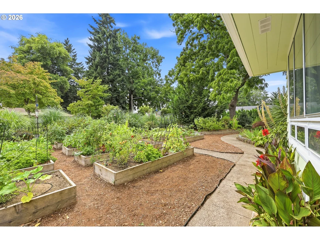 Photo of 595 DARTMOOR DR