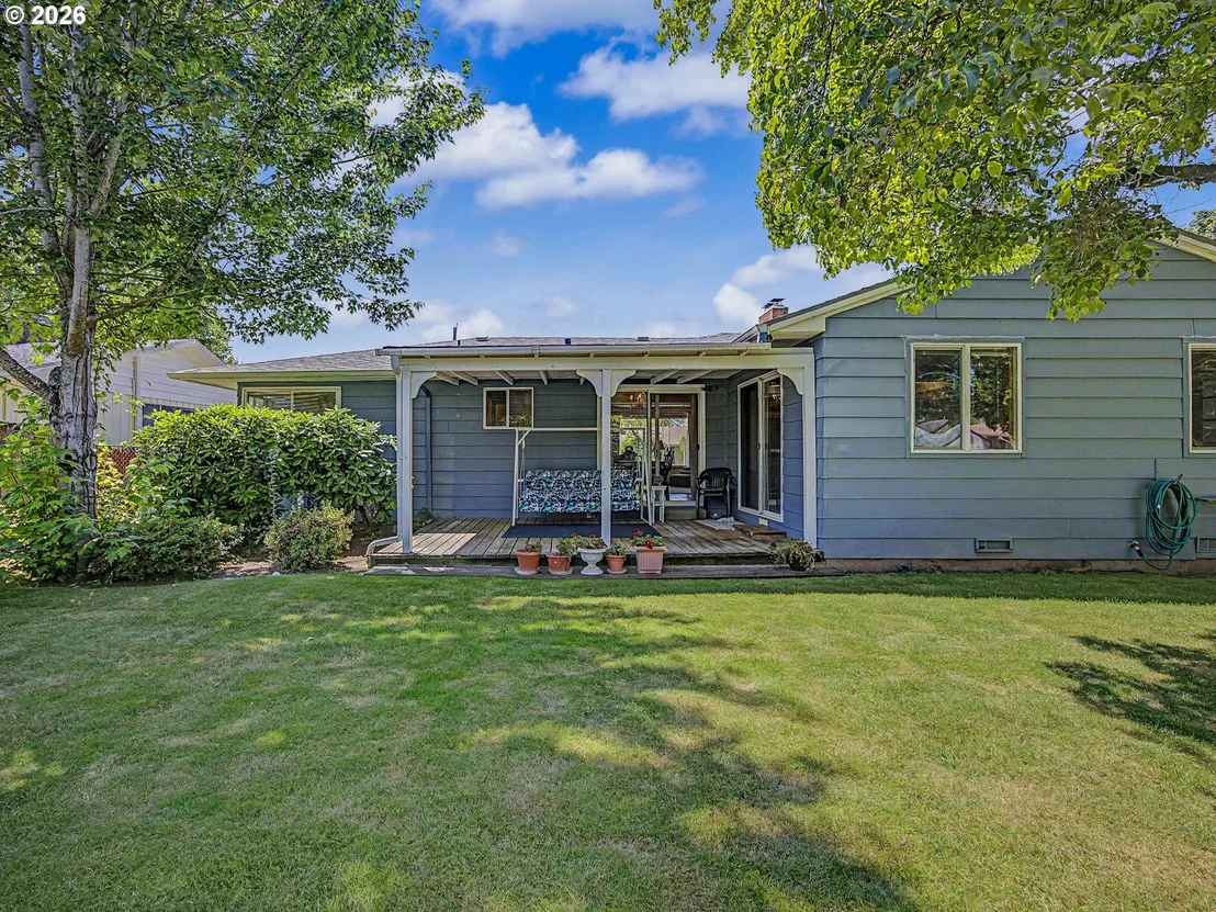 Photo of 250 SE JUNIPER AVE