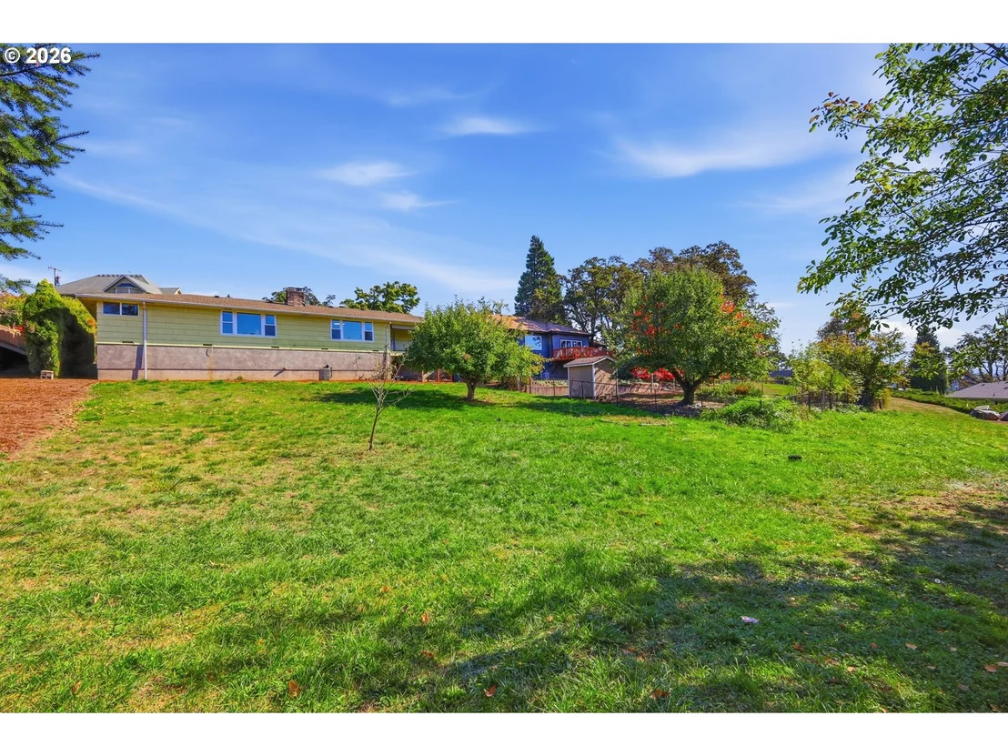 Photo of 682 SUNSET DR