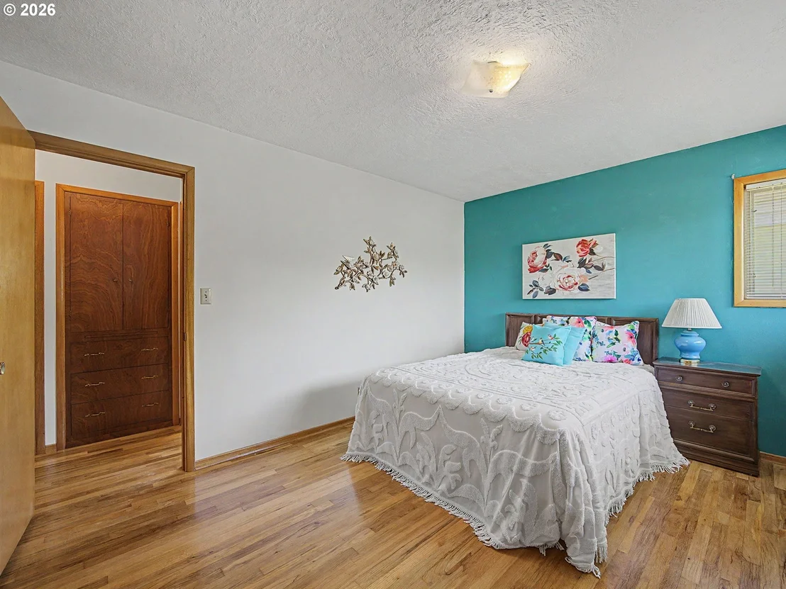 Photo of 250 SE JUNIPER AVE
