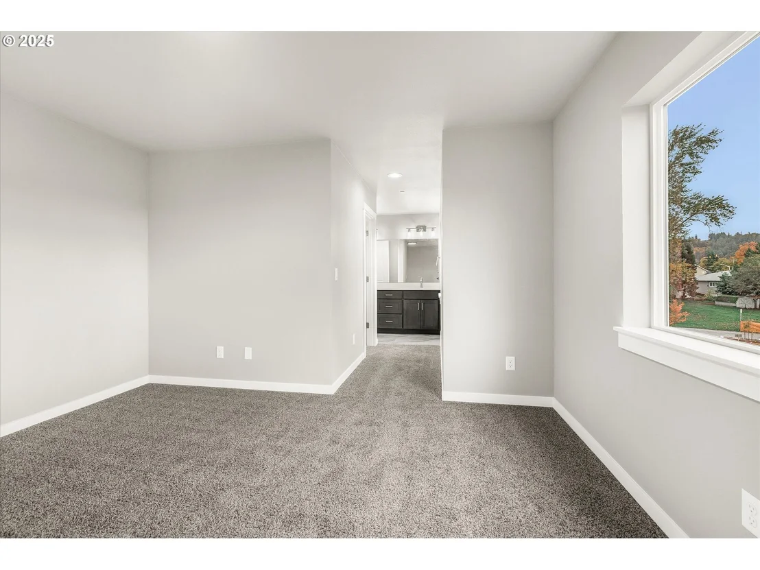 Photo of 185 NW Mawrcrest AVE