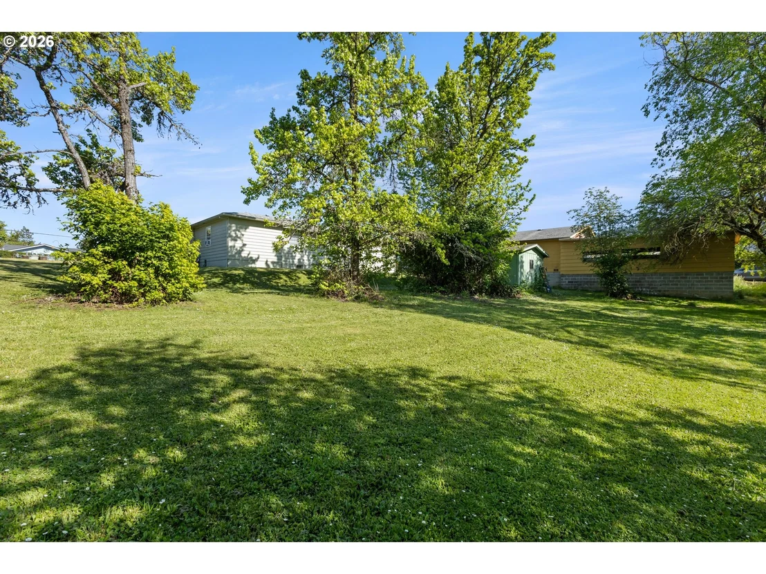 Photo of 311 SE GRAPE AVE