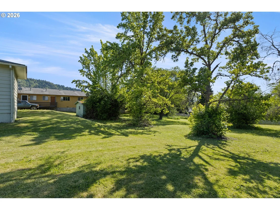 Photo of 311 SE GRAPE AVE