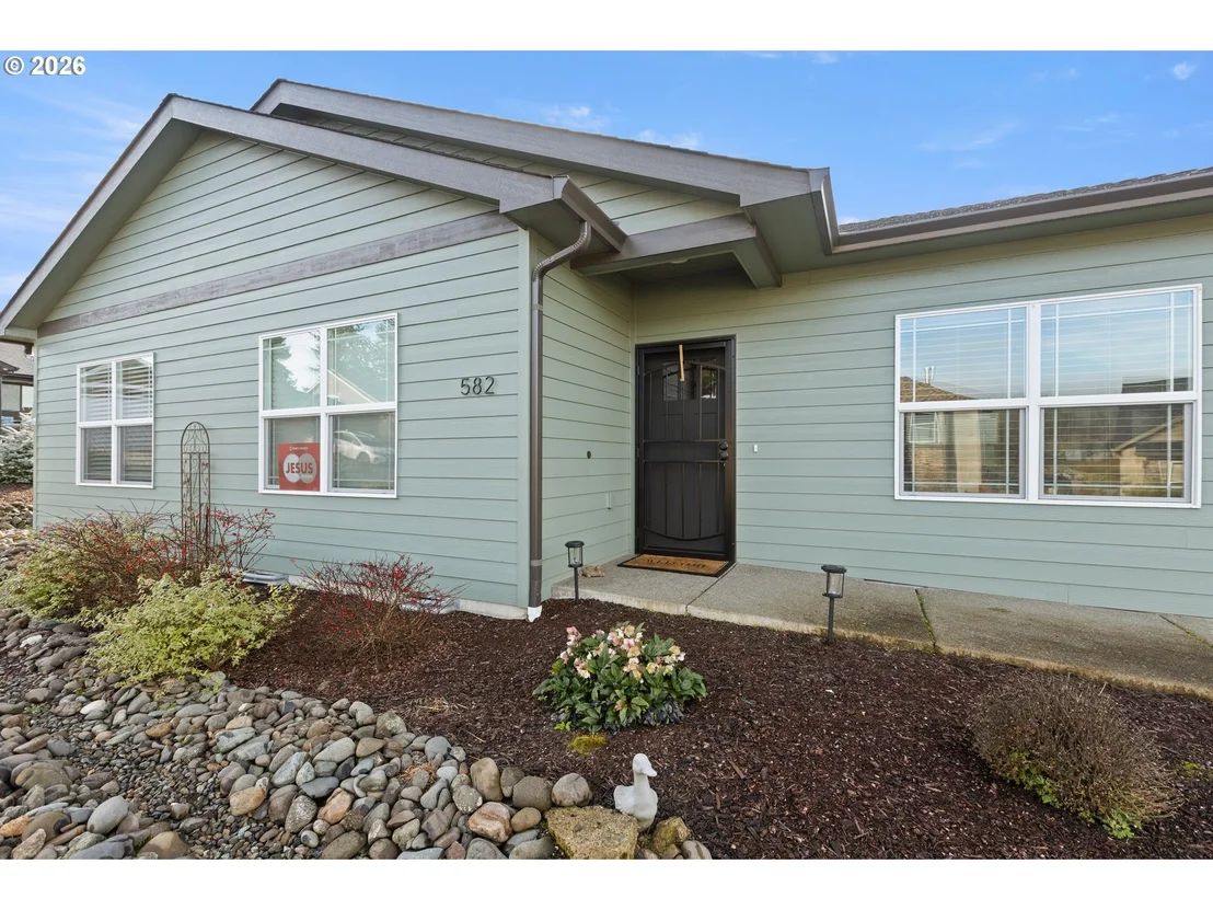 Photo of 582 FAIRWAY ESTATES DR