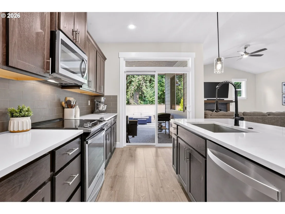 Photo of 1094 NE REGAN HILL LOOP