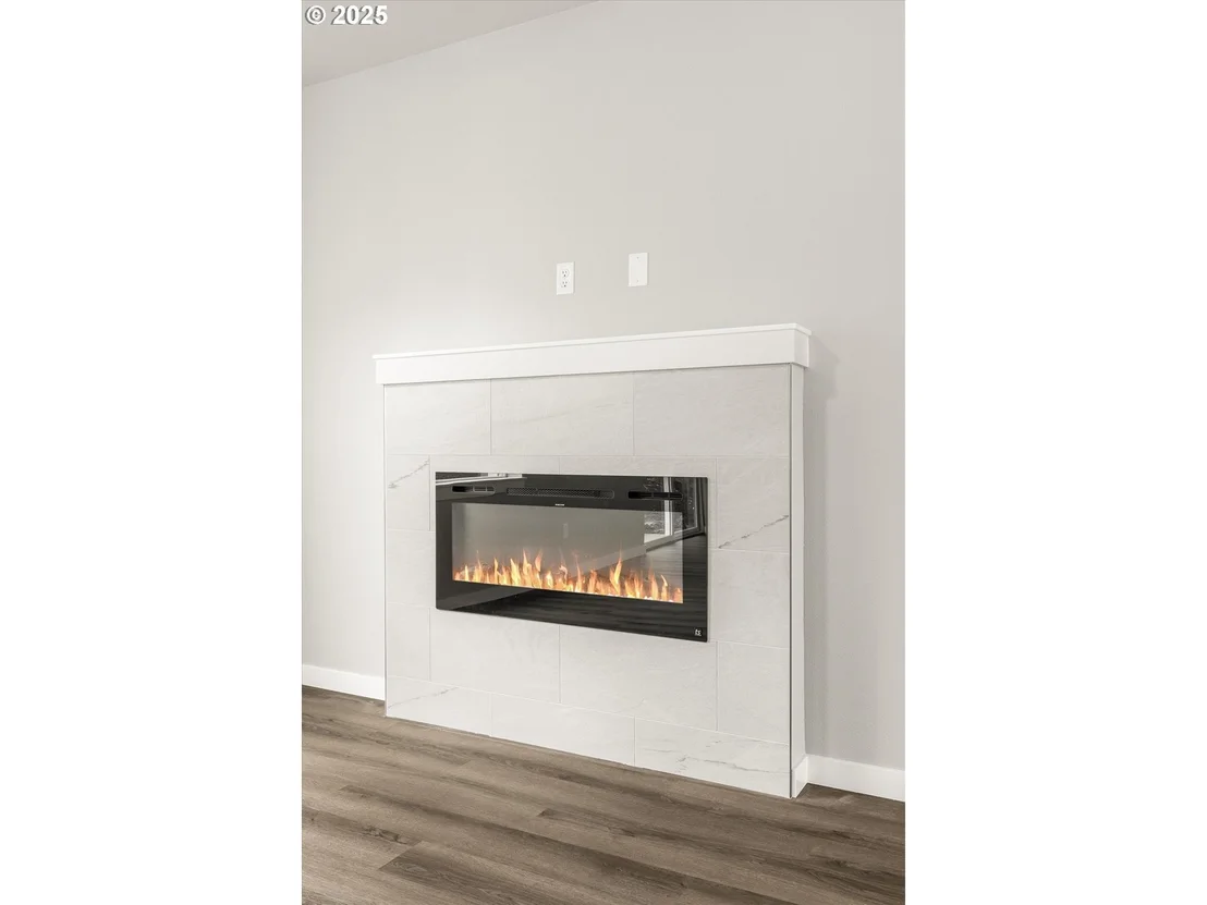 Photo of 185 NW Mawrcrest AVE