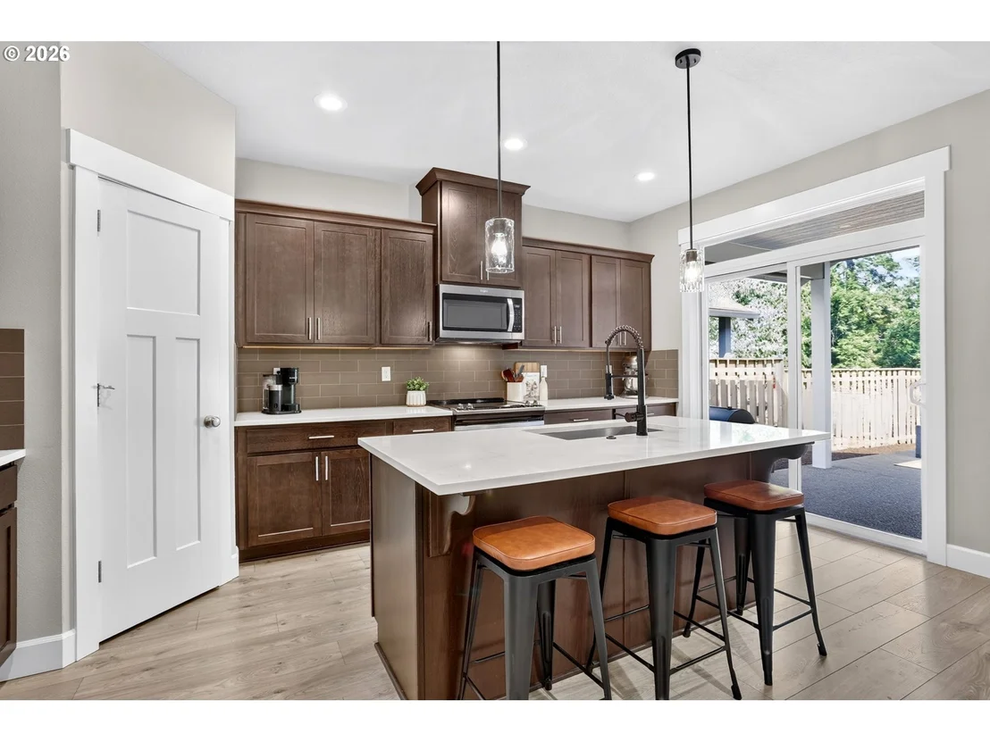 Photo of 1094 NE REGAN HILL LOOP