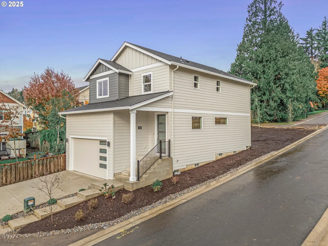 Photo of 185 NW Mawrcrest AVE