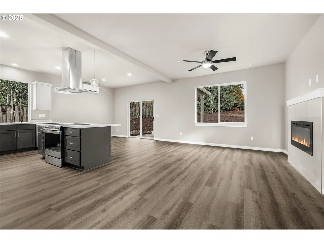 Photo of 185 NW Mawrcrest AVE