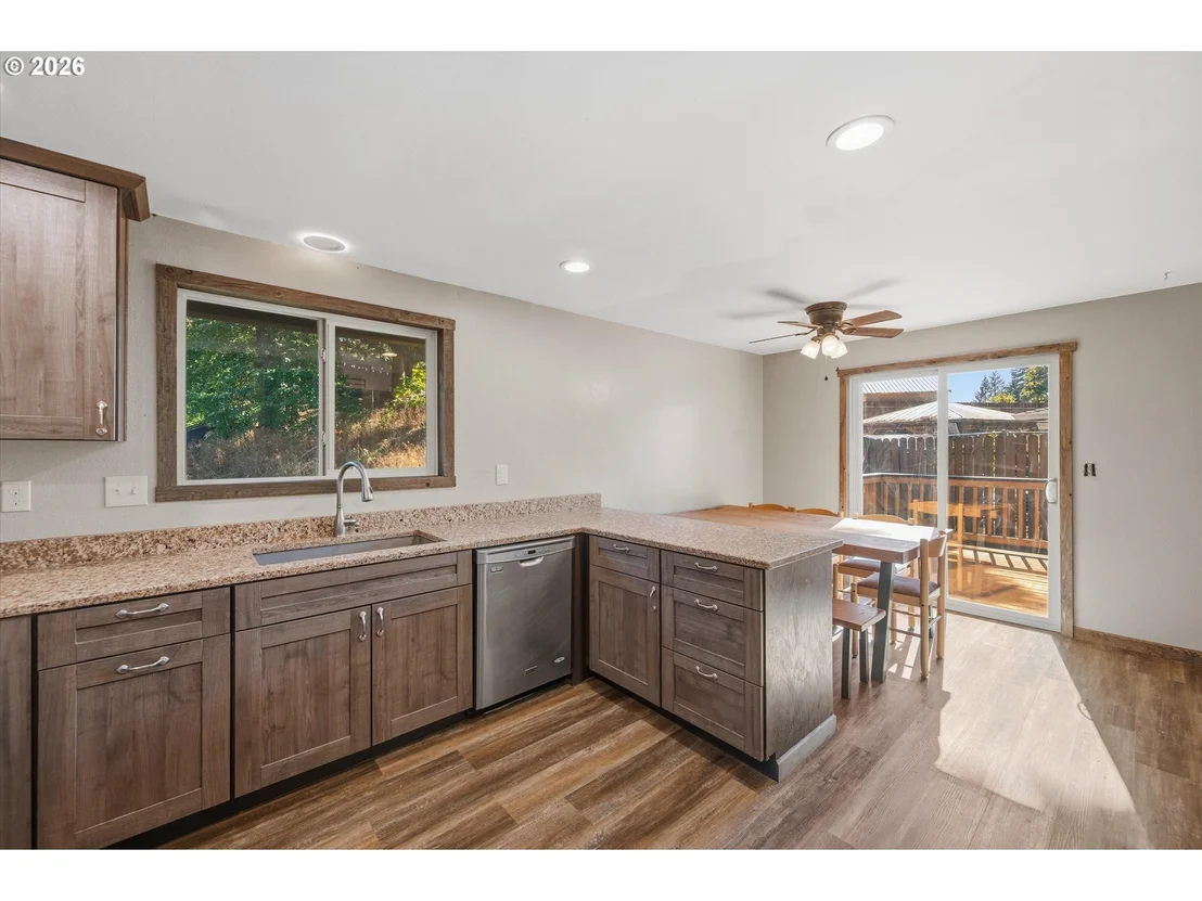 Photo of 950 NE EDGEHILL DR