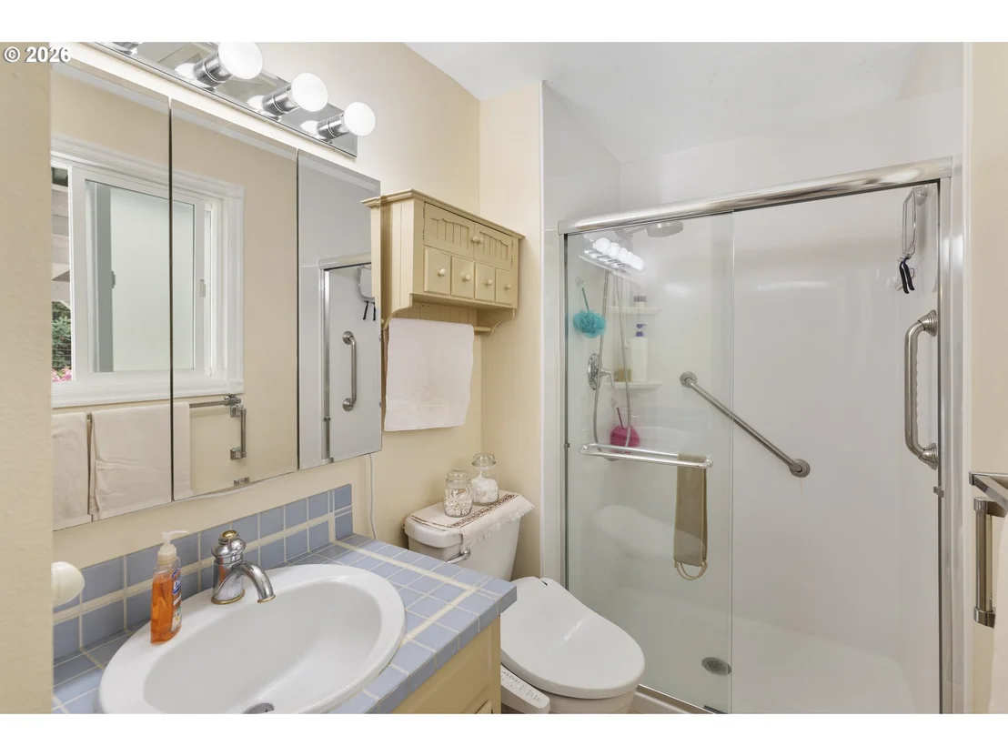 Photo of 192 NW CANYON DR