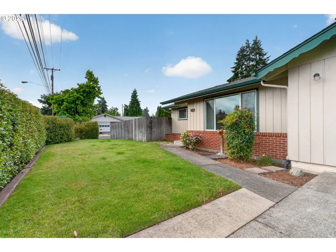 Photo of 447 MAXWELL RD