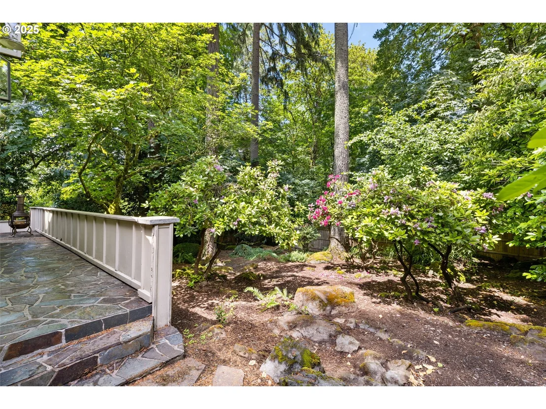 Photo of 589 RIDGEWAY RD