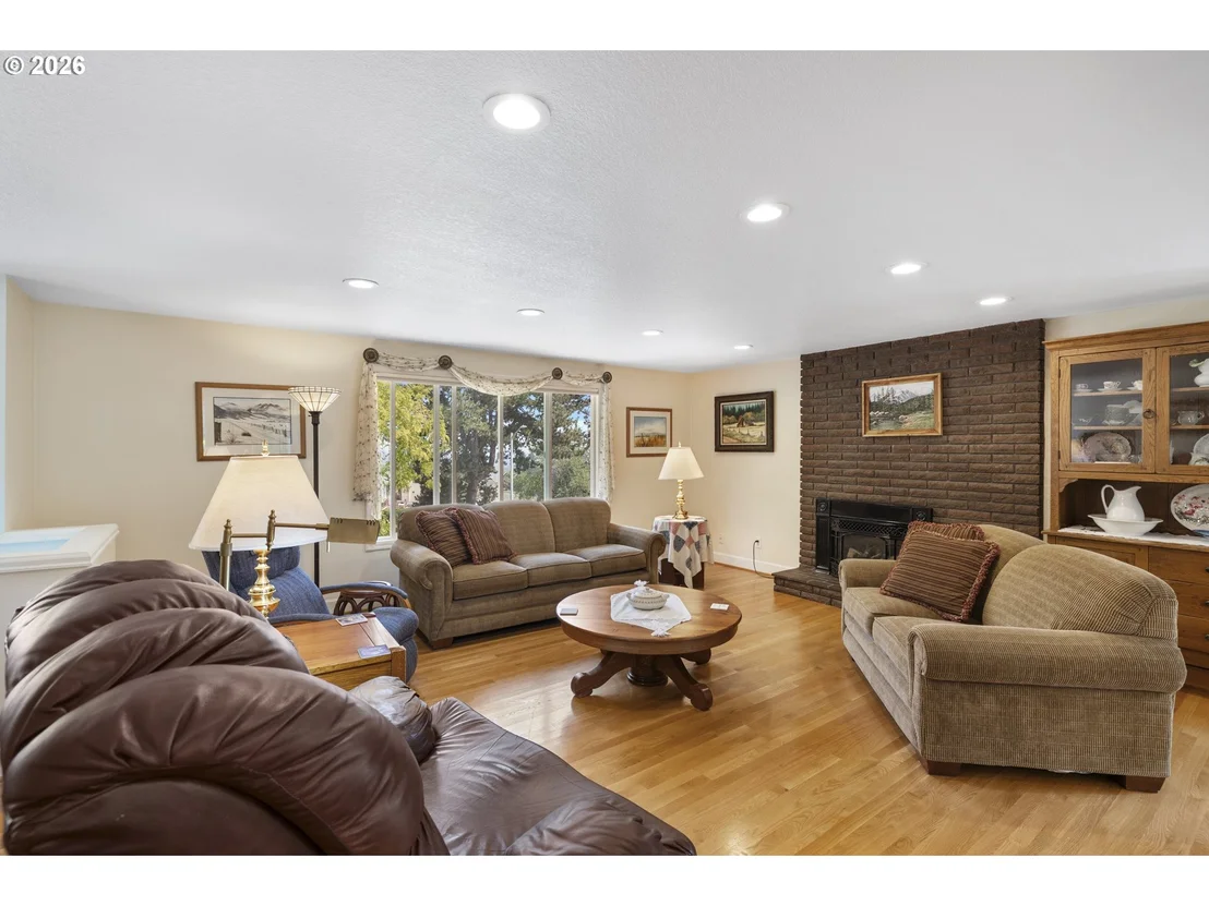 Photo of 192 NW CANYON DR