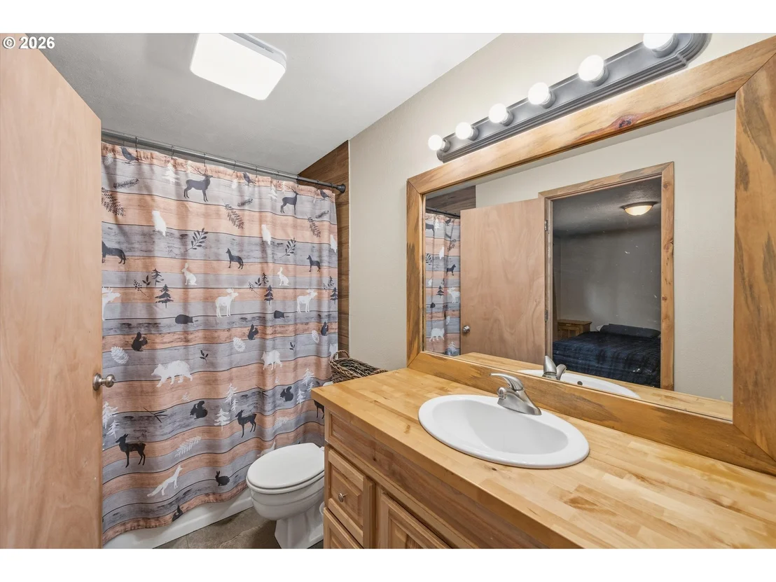 Photo of 950 NE EDGEHILL DR