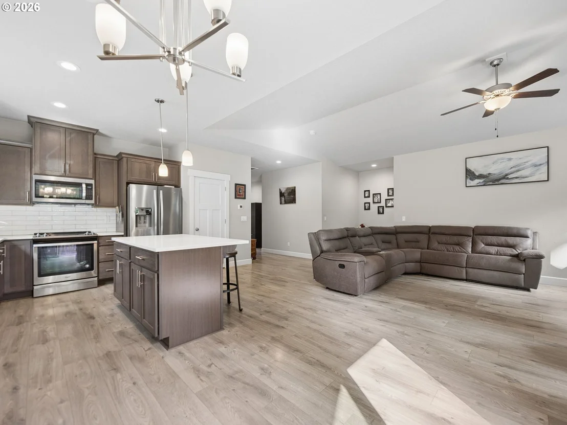 Photo of 1090 NE REGAN HILL LOOP